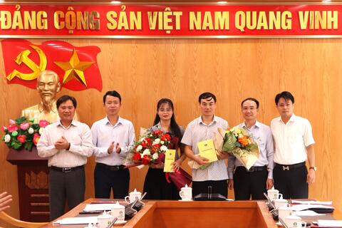 Văn phòng UBND tỉnh: Công bố Quyết định nghỉ hưu trước tuổi cho 2 đồng chí lãnh đạo cấp phòng