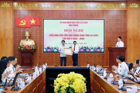 Văn phòng UBND tỉnh: Hội nghị điển hình tiên tiến lần thứ II